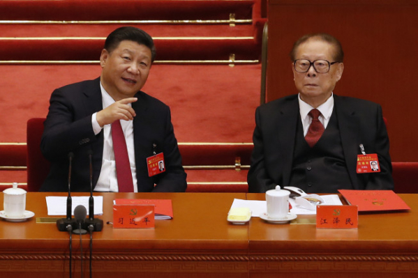 ▲시진핑(왼쪽) 중국 국가주석과 장쩌민 전 주석이 2017년 10월 24일 제19차 중국 공산당 전국대표대회(당대회) 폐막식에 참석해 이야기를 나누고 있다. 베이징(중국)/AP뉴시스