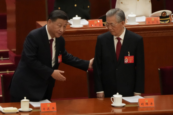 ▲16일 시진핑(왼쪽) 중국 국가주석이 제20차 중국 공산당 전국대표대회(당대회) 개막식에 참석해 후진타오 전 주석을 안내하고 있다. 베이징(중국)/AP뉴시스 
