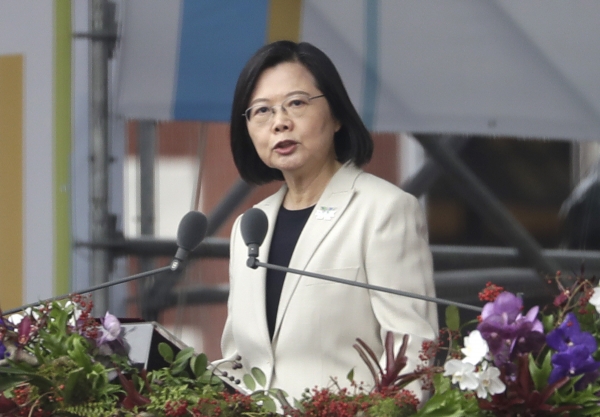 ▲차이잉원 대만 총통이 10일 건국기념일 행사에 참석해 연설하고 있다. 타이베이(대만)/AP연합뉴스
