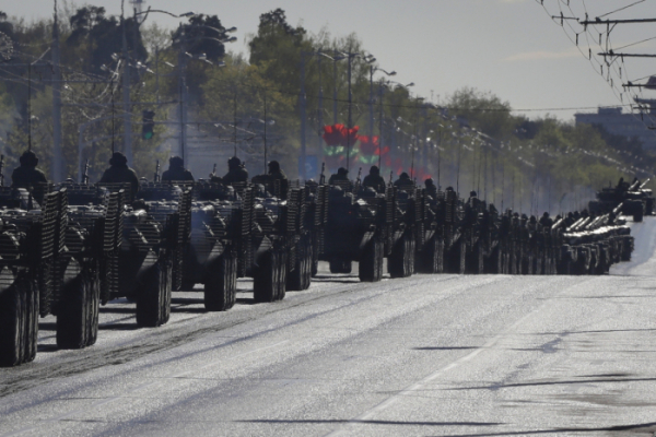 ▲벨라루스군이 2020년 5월 8일(현지시간) 수도 민스크에서 군사 퍼레이드 예행연습을 하고 있다. 민스크(벨라루스)/AP뉴시스