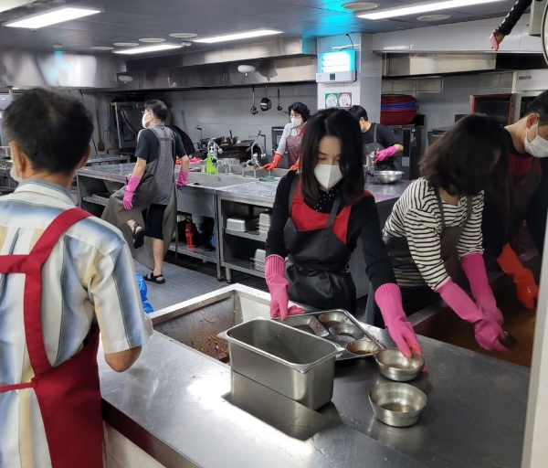 ▲성남 ‘안나의집’에서 설거지 봉사하는 김건희 여사
 (출처=빈첸시오 보르도 신부 페이스북 캡처)