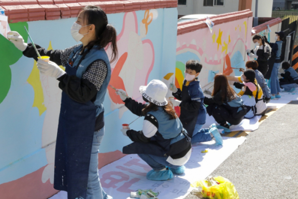 ▲15일 '참벗나눔 봉사단'이 인천 계양구 계양동에서 '행복나눔 벽화그리기'를 진행하고 있다. (출처=한국투자증권)