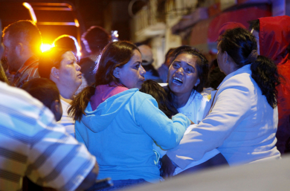 ▲멕시코 콰나후아토주 이리푸아토의 한 술집에서 15일(현지시간)  괴한의 총격으로 12명이 사망한 가운데, 피해자들의 지인들이 사건 현장에서 오열하고 있다. 이리푸아토(멕시코)/AFP연합뉴스