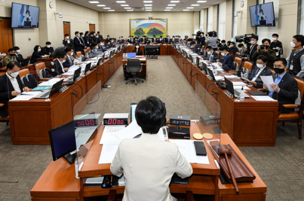 ▲백혜련 정무위원장이 13일 서울 여의도 국회 정무위원회에서 열린 국민권익위원회, 국가보훈처 등에 대한 국정감사에서 회의를 주재하고 있다.    srbaek@yna.co.kr/2022-10-13 11:33:41/<저작권자 ⓒ 1980-2022 ㈜연합뉴스. 무단 전재 재배포 금지.> (국회사진기자단)