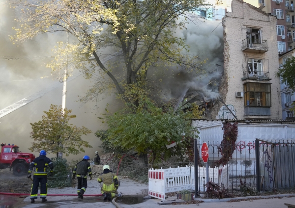 ▲우크라이나 키이우에서 17일(현지시간) 소방대원들이 불을 끄고 있다. 키이우(우크라이나)/AP뉴시스
