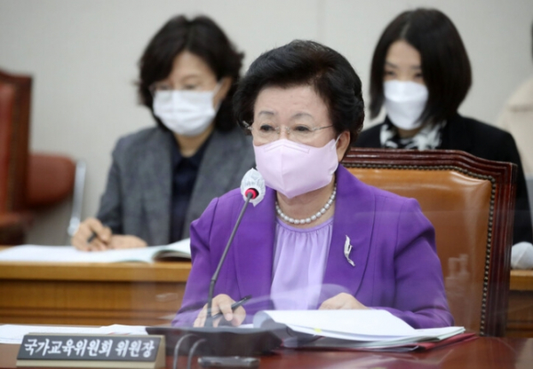 ▲이배용 국가교육위원장이 17일 오전 국회 교육위원회에서 열린 국가교육위원회에 대한 국정감사에서 의원질의에 답변하고 있다. (연합뉴스)