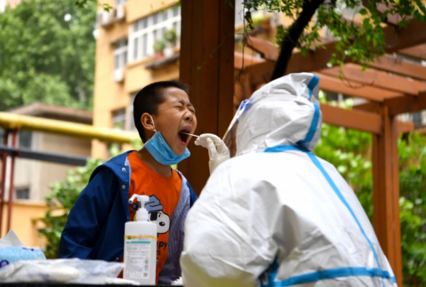 ▲5월 7일 중국 허난성 정저우시 진수이구에서 한 아이가 신종 코로나바이러스 감염증(코로나19) 검사를 받고 있다. 정저우(중국)/신화뉴시스
