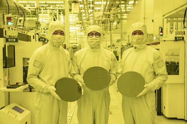 ▲삼성전자 파운드리사업부 임원들이 화성캠퍼스에서 3나노 웨이퍼를 들고 있다. (사진제공=삼성전자)