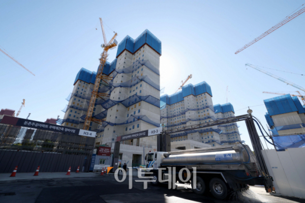 ▲17일 서울 강동구 둔촌주공아파트 재건축 공사현장에서 관계자들이 분주히 오가고 있다. 