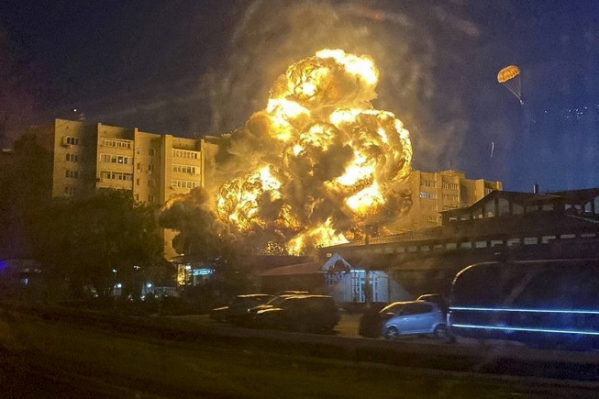 ▲17일(현지시간) 러시아 예이스크의 한 아파트에 수호이(SU)-34 전투기가 충돌하며 폭발하고 있다. 예이스크(러시아)/AP뉴시스