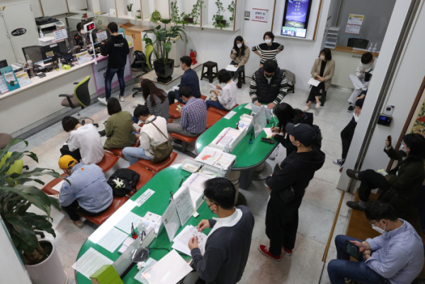 ▲6일 서울 종로구청 여권민원과를 찾은 시민들이 여권 민원업무 순서를 기다리고 있다. (연합뉴스)