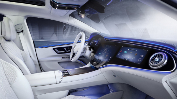 ▲LG전자 P-OLED 기반 인포테인먼트 시스템이 탑재된 메르세데스 벤츠의 프리미엄 전기차 세단 2022년형 EQS 차량 내부. (LG전자)