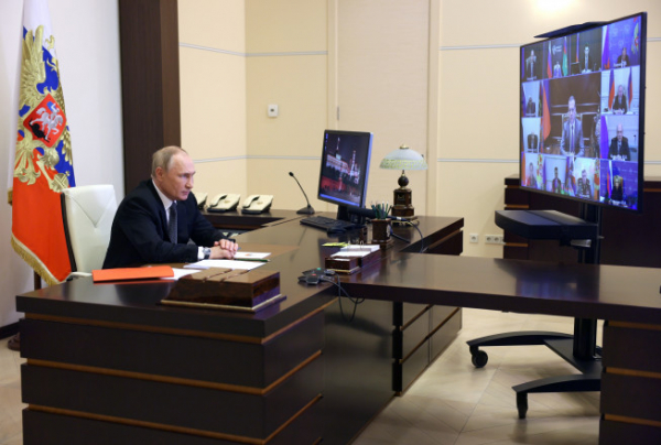 ▲블라디미르 푸틴 러시아 대통령이 19일(현지시간) 화상으로 국가안보회의를 진행하고 있다. 모스크바(러시아)/AP뉴시스