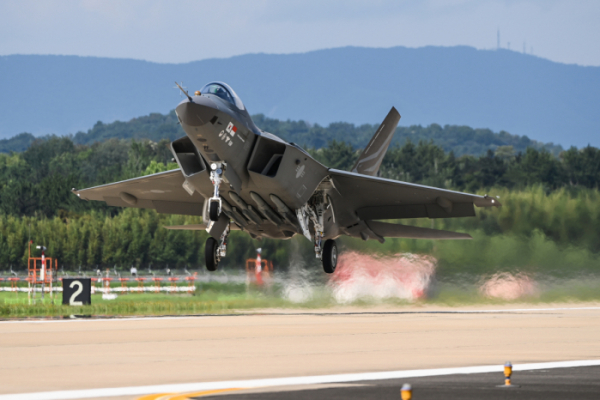 ▲사천에어쇼를 통해 일반에 최초 전시되는 KF-21이 지난 7월 최초 비행 이륙하고 있다. (사진제공=한국항공우주산업)