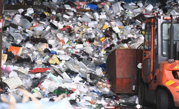 ▲재활용센터에 쌓여 있는 플라스틱 폐기물 (뉴시스)