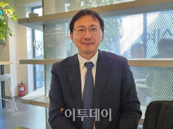 ▲책 '얼굴 없는 검사들'을 펴낸 최정규 변호사가 19일 오후 서초동의 한 카페에서 이투데이와 인터뷰를 하고 있다. (송석주 기자 ssp@)