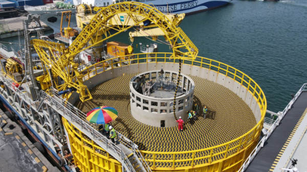 ▲LS전선 동해 공장에서 생산된 해저 케이블이 포설선에 선적되고 있다. (사진제공=LS전선)