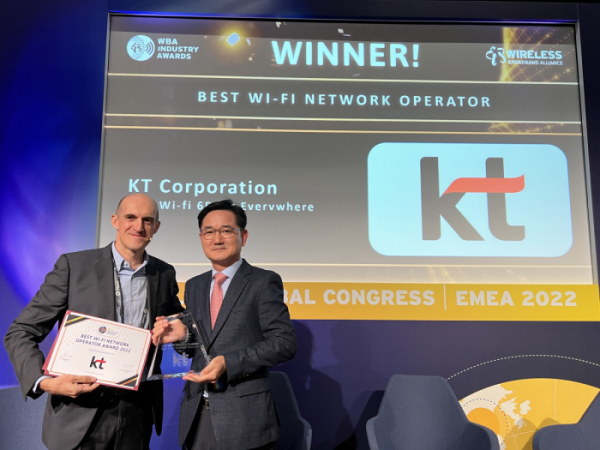 ▲KT는 19일(현지시각) 네덜란드, 암스테르담에서 개최된 ‘WBA(Wireless Broadband Alliance) 어워드’에서 ‘최고 와이파이 네트워크 사업자상’을 수상했다고 20일 밝혔다. (사진제공=KT)