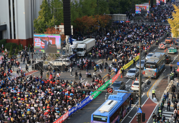 ▲22일 오후 서울 시청역 일대가 대규모 집회로 일부 구간 교통 정체를 빚고 있다. 이날 세종대로에서는 '자유통일 주사파 척결 국민대회'가 열렸고, 시청역 앞에서는 '전국집중 촛불 집회'가 열렸다. (연합뉴스)