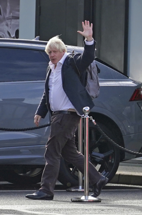 ▲보리스 존슨 전 영국 총리가 22일(현지시간) 런던 개트윅 공항에 도착해 취재진에게 손을 흔들고 있다. 런던(영국)/AP뉴시스