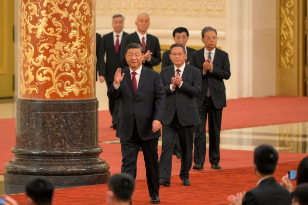 ▲시진핑(맨 앞) 중국 국가주석을 필두로 차기 공산당 중앙정치국 상무위원 7명이 23일 베이징 인민대회당에서 기자회견을 하기 위해 입장하고 있다. 베이징(중국)AFP연합뉴스 
