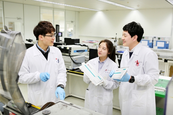▲LG에너지솔루션 대전연구원에서 연구원들이 배터리에 대해 논의하고 있다.(사진 제공=LG에너지솔루션)
