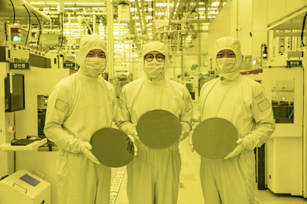 ▲삼성전자 임직원들이 6월 화성캠퍼스에서 3나노 웨이퍼를 보여주고 있다. (사진제공=삼성전자)