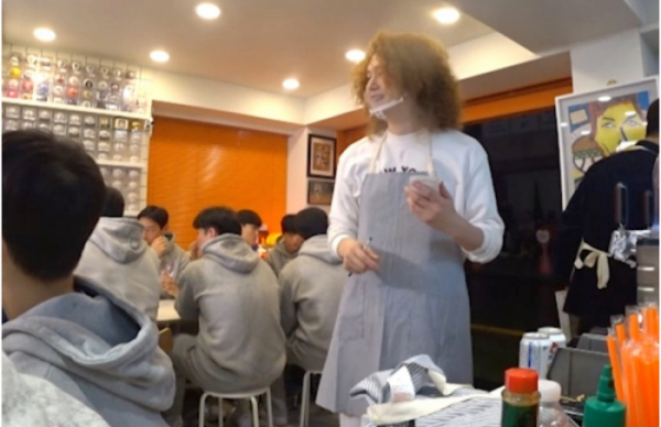 ▲김희철이 김병현 햄버거 가게 알바로 변신했다.(사진제공=KBS)