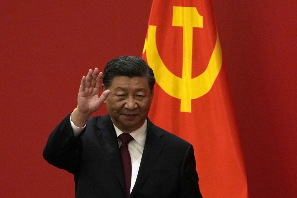 ▲시진핑 중국 국가주석이 지난해 10월 23일 신임 상무위원들을 소개하는 자리에서 인사하고 있다. 베이징/AP뉴시스
