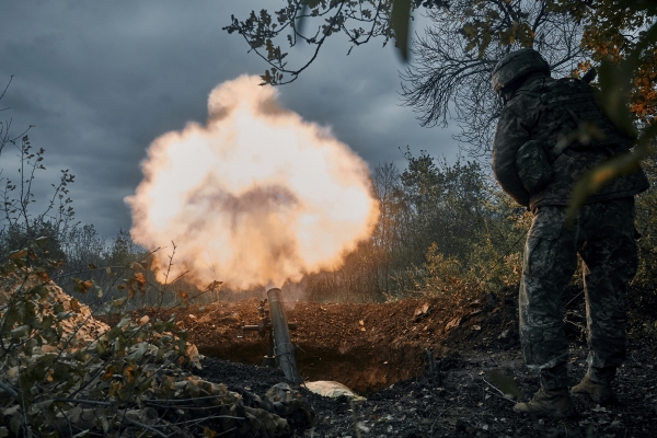 ▲우크라이나군이 21일 도네츠크에서 러시아 진지를 포격하고 있다. 도네츠크(우크라이나)/AP뉴시스
