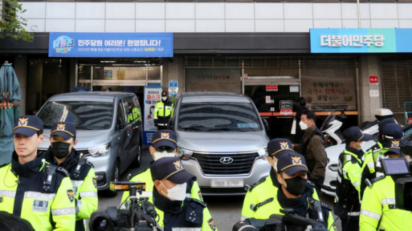 ▲검찰이 닷새 만에 민주연구원에 대한 압수수색을 시도한 24일 오전 서울 여의도 더불어민주당 중앙당사 앞에 경찰이 출입구를 통제하고 있다. (연합뉴스)