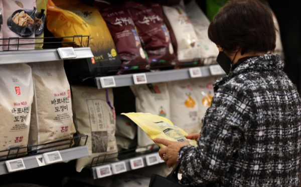 ▲20일 서울 시내 한 대형마트에서 고객이 쌀을 살펴보고 있다. (뉴시스)