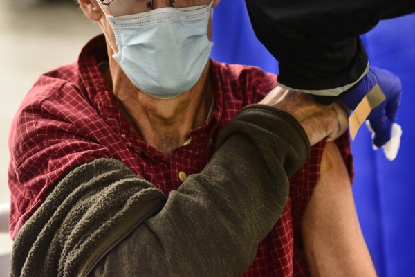 ▲미국 버몬트주 브래틀버로에서 한 남성이 독감 예방 주사를 맞고 있다. 브래틀버로(미국)/AP뉴시스

