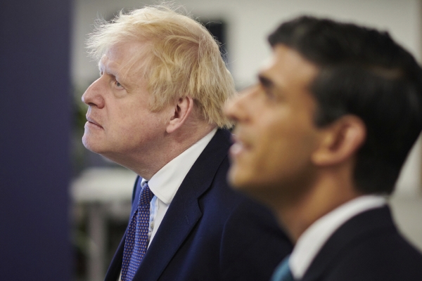 ▲보리스 존슨(왼쪽) 전 영국 총리가 5일 리시 수낵 전 재무장관 옆에서 옥토퍼스에너지의 브리핑을 듣고 있다. 런던(영국)/AP연합뉴스
