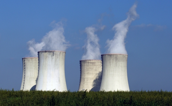 ▲체코 두코바니에서 원자력발전소 냉각탑이 2011년 9월 27일 가동되고 있다. 두코바니(체코)/AP뉴시스

