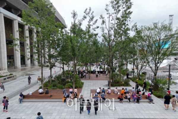 ▲광화문광장을 찾은 시민들이 열린마당에서 휴식을 취하고 있다.  (조현호 기자 hyunho@ )