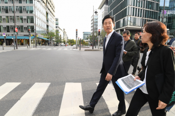 ▲오세훈 서울시장이 23일(현지시간) 송현정 건축가와 프랑스 파리의 고밀복합개발 지역인 리브고슈 일대 거리를 걷고 있다. (연합뉴스)