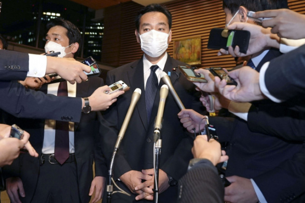 ▲24일 야마기와 다이시로 전 일본 경제재생담당상이 총리실 관저 앞에서 기자들에게 말하고 있다. 도쿄(일본)/AP뉴시스 