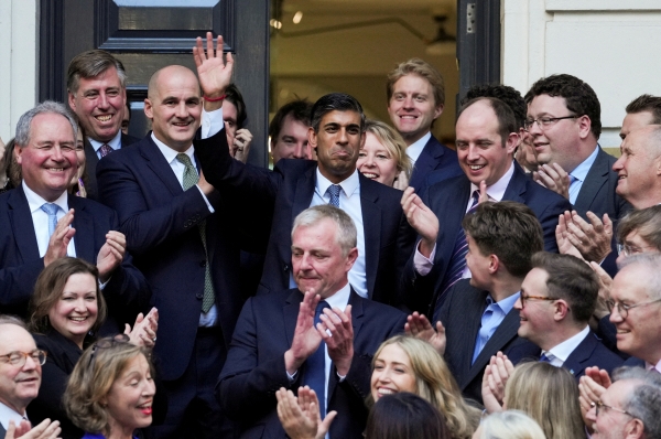 ▲리시 수낵 신임 영국 총리가 24일(현지시간) 보수당 선거운동 본부 밖에서 손을 흔들고 있다. 런던(영국)/로이터연합뉴스
