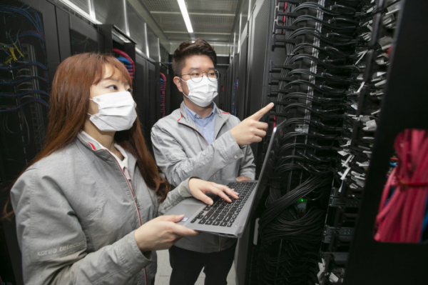 ▲KT클라우드 직원들이 하이퍼스케일 AI 존이 구축된 IDC에서 장비를 점검하고 있다. (사진제공=KT클라우드)