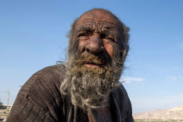 ▲2018년 12월 28일 ‘세상에서 가장 더러운 사나이’로 불리던 이란의 아모 하지씨가 이란 남부 파르시주 데즈가 마을 외곽에 앉아 있다. 데즈가(이란)/AFP연합뉴스