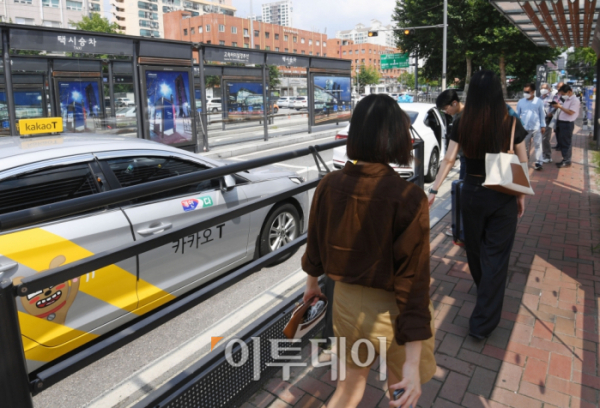▲사회적거리두기 해제 조치 이후 택시난이 심화되고 있는 가운데 서울 서초구 고속버스터미널 택시승강장에서 시민들이 택시를 기다리고 있다. 조현호 기자 hyunho@
