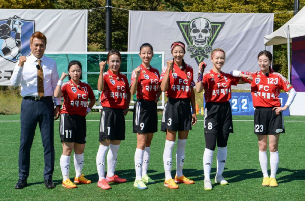 ▲'황희찬 누나' 황희정(왼쪽 두번째) 소속팀 FC 국대패밀리(사진제공=SBS)