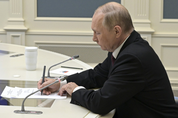 ▲26일(현지시간) 블라디미르 푸틴 러시아 대통령이 러시아군의 전략적 억지력 훈련 화상회의를 하고 있다. 모스크바(러시아)/AP뉴시스