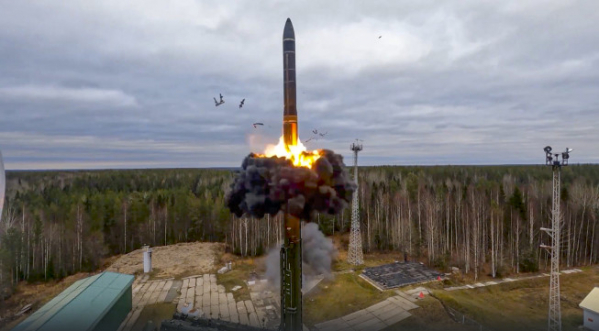 ▲26일(현지시간) 러시아군이 전략적 억지력 훈련에서 야르스 대륙간탄도미사일(ICBM)을 시험 발사하고 있다. 플레세츠크(러시아)/AP뉴시스