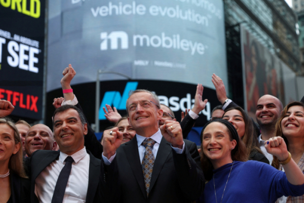 ▲암논 샤슈아 모빌아이 최고경영자(CEO, 맨왼쪽)와 팻 겔싱어 인텔 CEO가 미국 뉴욕 타임스스퀘어 앞 나스닥 전광판 앞에서 모빌아이 상장 기념 촬영을 하고 있다. 뉴욕(미국)/AP뉴시스