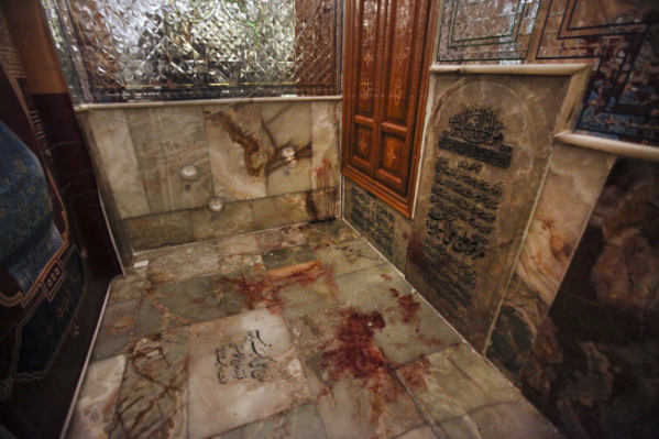 ▲26일(현지시간) 총격 테러가 발생한 이란 남부 시라즈의 시아파 성지 샤체라그 사원 내부 벽에 총알 자국이 나 있다. 시라즈(이란)/AP뉴시스