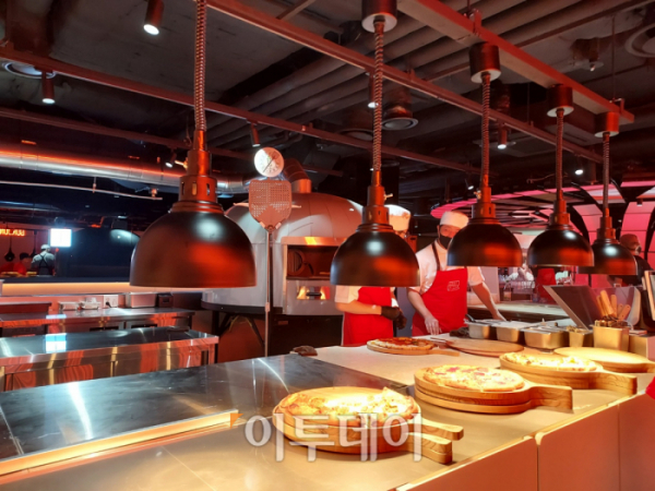 ▲고든램지 스트리트 피자 매장 가운데에 마련된 오픈 키친.  (사진=한영대 기자 yeongdai@)