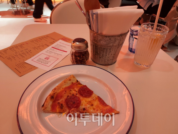 ▲고든램지 스트리트 피자에서 판매하는 페퍼로니 피자.  (사진=한영대 기자 yeongdai@)