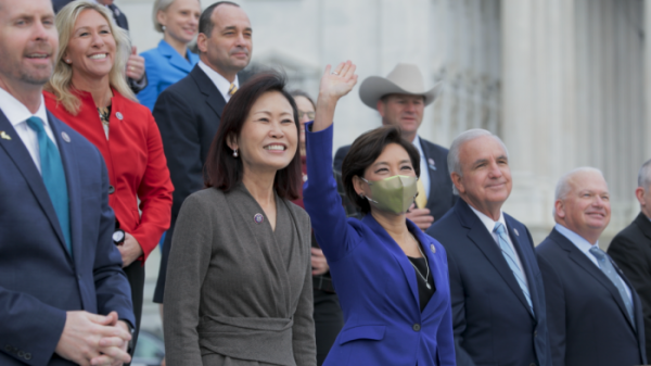 ▲'초선' 스틸컷. 하원의원 선거에서 당선된 미셸 스틸, 영 김(왼쪽부터) 후보가 2021년 1월 열린 초선의원 선서에 참석한 모습. (커넥트픽쳐스)